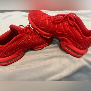 red Nike vapor maxs